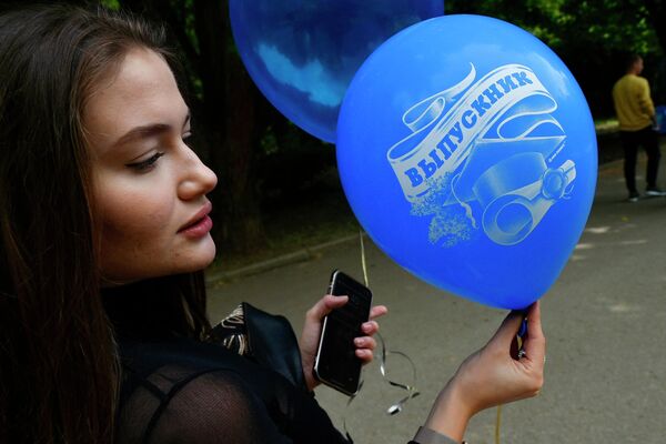 Выпускница средней школы гуляет после празднования последнего звонка в парке Гагарина в Симферополе