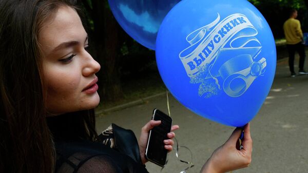 Выпускница средней школы гуляет после празднования последнего звонка в парке Гагарина в Симферополе