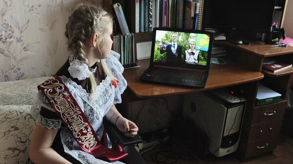 Выпускница 11 А класса МАОУ СОШ №33 Яна Юрьева смотрит онлайн - трансляцию последнего звонка у себя дома в Тамбове