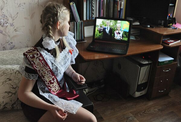 Выпускница 11 А класса МАОУ СОШ №33 Яна Юрьева смотрит онлайн - трансляцию последнего звонка у себя дома в Тамбове
