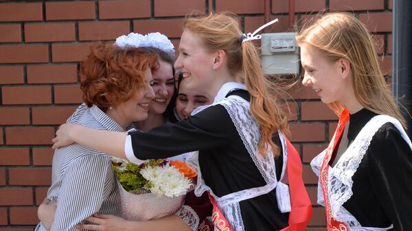 Выпускники поздравляют учителя истории Светлану Соколову у нее дома в день последнего звонка в селе Миасское Челябинской области