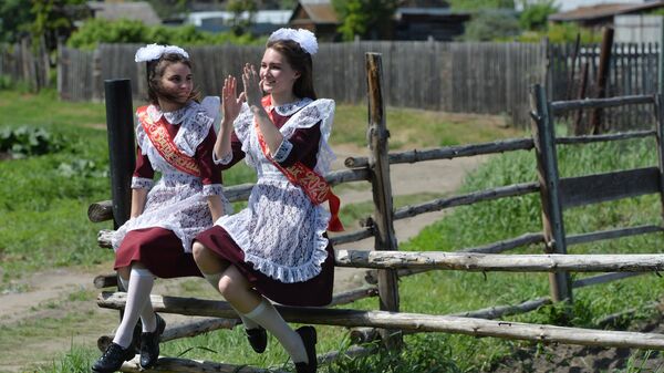 Выпускницы во время последнего звонка около сельской школы села Миасское Челябинской области