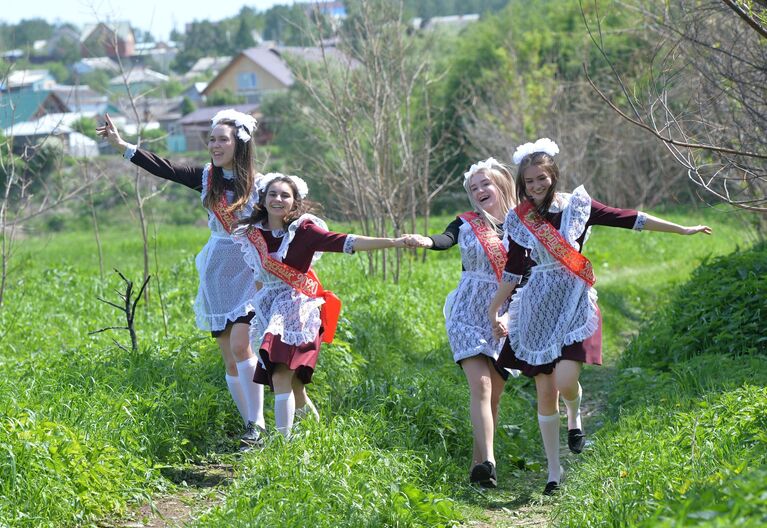 Выпускницы во время последнего звонка около сельской школы села Миасское Челябинской области