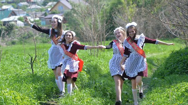 Выпускницы во время последнего звонка около сельской школы села Миасское Челябинской области