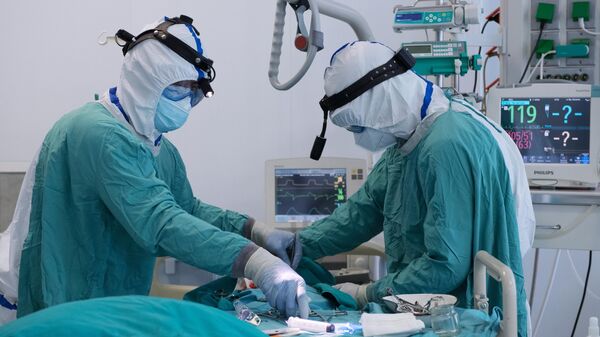 Медицинские работники проводят малоинвазивную процедуру в отделении реанимации и интенсивной терапии госпиталя COVID-19 в ГКБ No1 имени Н.И. Пирогова в Москве