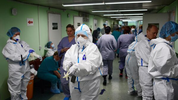 Медицинские работники в зеленой зоне госпиталя COVID-19 городской клинической больницы № 15 имени О. М. Филатова в Москве