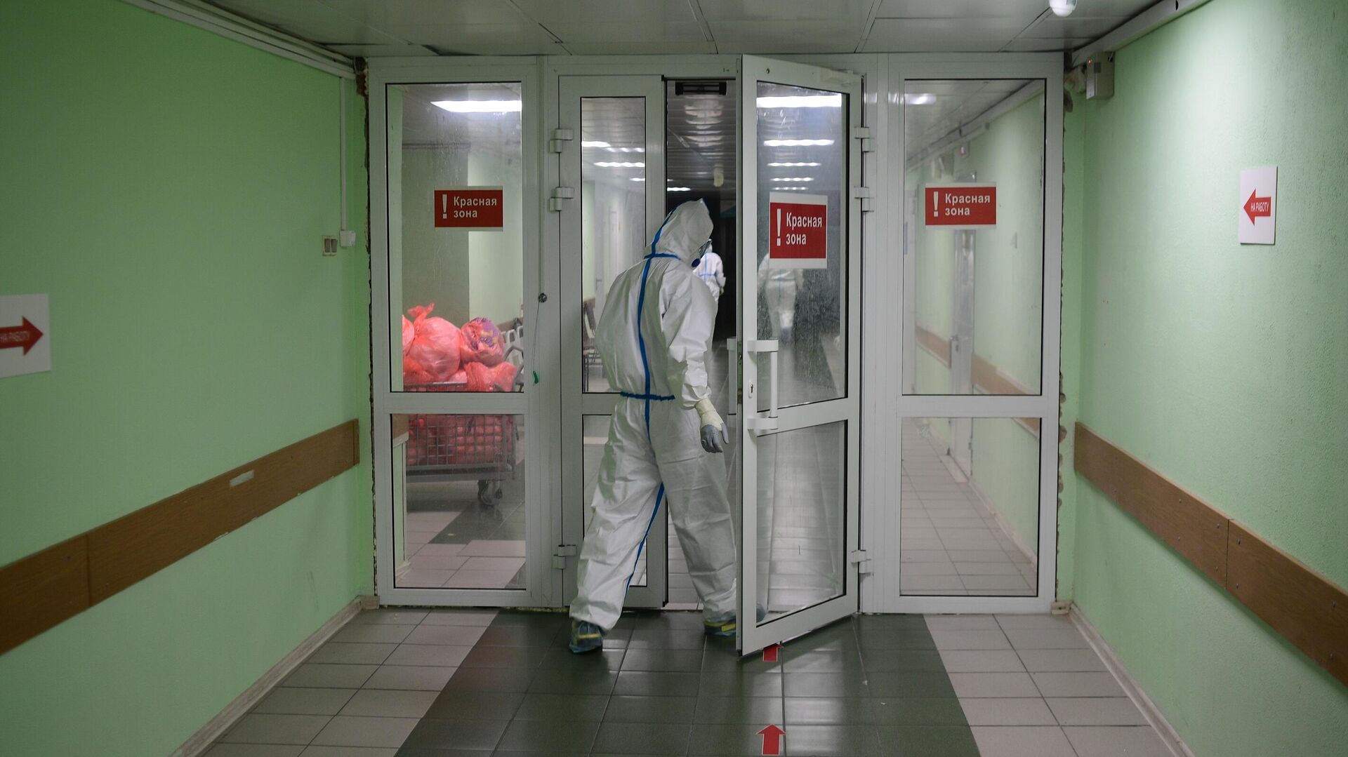 Медицинские работники входят в красную зону госпиталя COVID-19 - РИА Новости, 1920, 28.06.2021