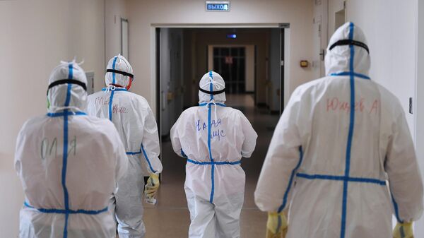 Медицинские работники в одном из отделений госпиталя COVID-19 в Центре мозга и нейротехнологий ФМБА России в Москве