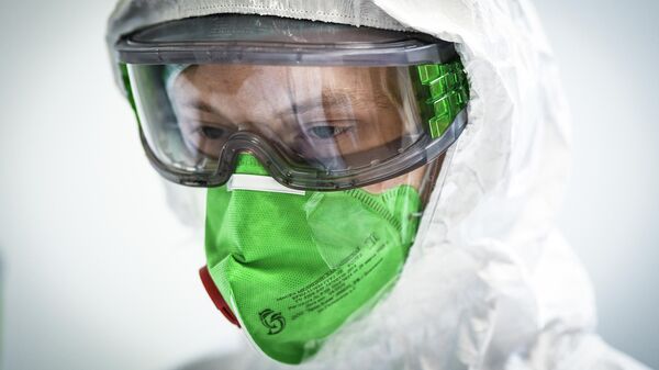 Врач из Самары Илья Чайников во время своей смены в инфекционном отделении Центральной клинической больницы РЖД - Медицина