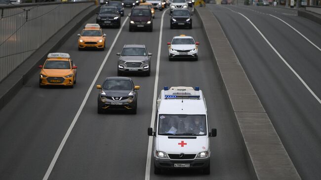 Автомобиль скорой помощи на одной из улиц в Москве