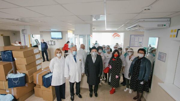 Федерация еврейских общин России (ФЕОР) раздает врачам продуктовые наборы и средства защиты  от COVID-19 