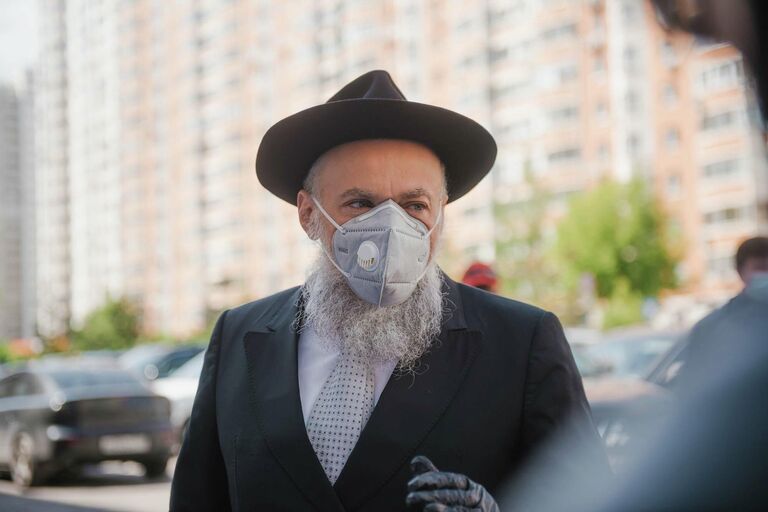 Президент Федерации еврейских общин России (ФЕОР) раввин Александр Борода раздает врачам средства защиты от COVID-19 Президент Федерации еврейских общин России (ФЕОР) раввин Александр Борода раздает врачам средства защиты от COVID-19