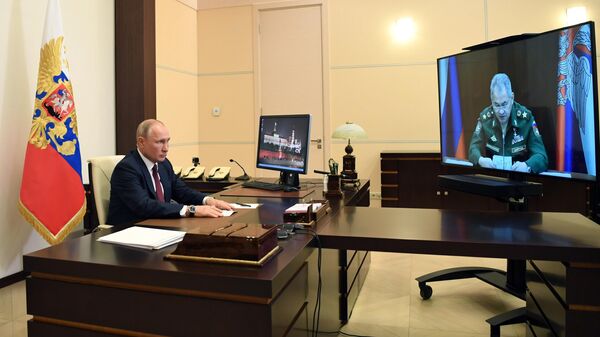  Президент РФ Владимир Путин во время встречи в режиме видеоконференции с министром обороны РФ Сергеем Шойгу