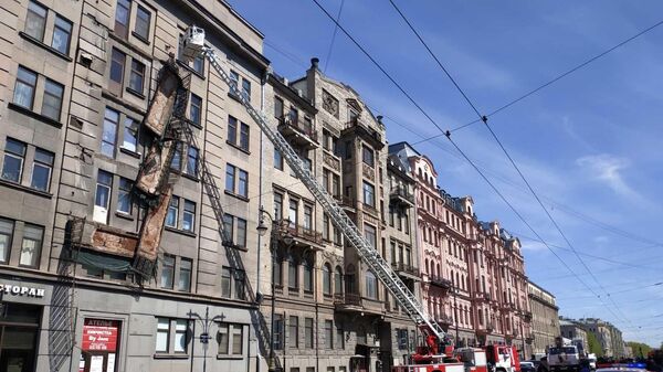 Спасатели участвуют в ликвидации обрушения в Центральном районе в Санкт-Петербурге