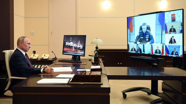  Президент РФ Владимир Путин во время встречи в режиме видеоконференции с главой МЧС Евгением Зиничевым