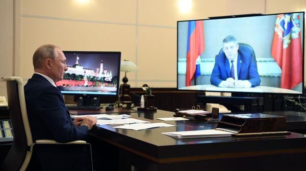 Президент РФ Владимир Путин во время встречи в режиме видеоконференции c губернатором Брянской области Александром Богомазом