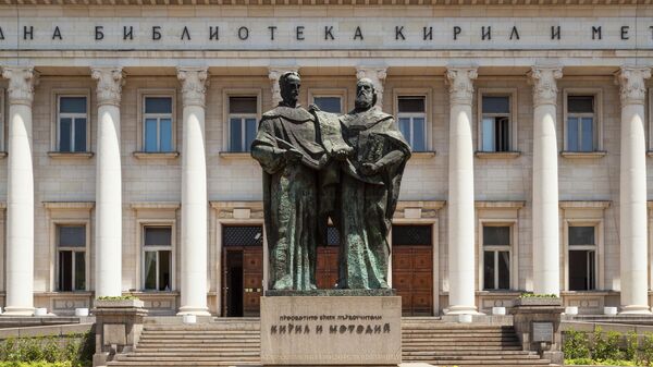Памятник святых Кирилла и Мефодия возле здания Национальной библиотеки в Софии, Болгария