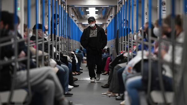 Пассажиры в поезде метро в Москвы