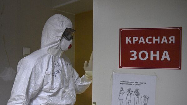 Медицинский работник в госпитале COVID-19 в больнице No122 им. Л. Г. Соколова в Санкт-Петербурге
