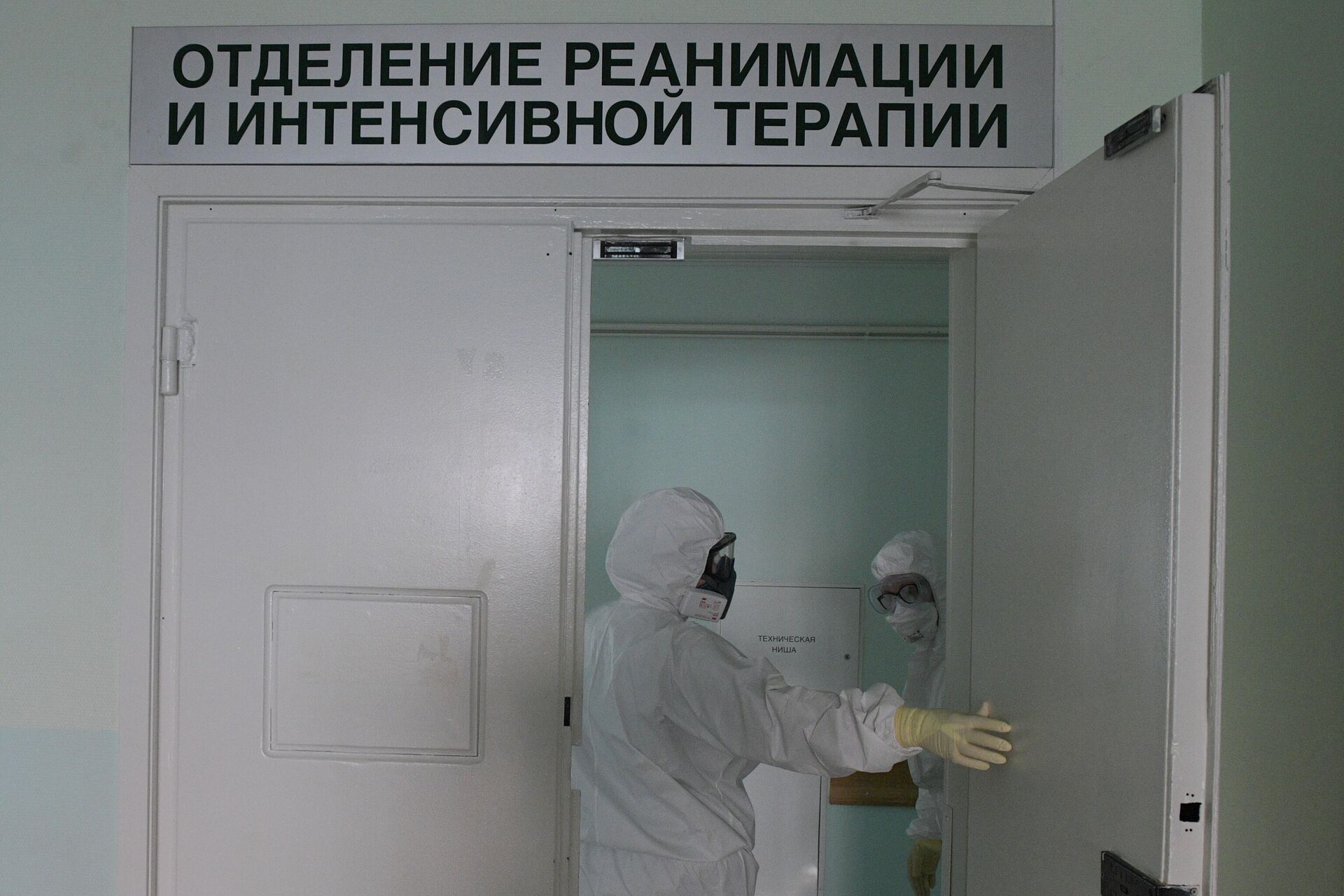 Медицинские работники в госпитале COVID-19 в больнице No 122 им. Л. Г. Соколова в Санкт-Петербурге - РИА Новости, 1920, 21.02.2025