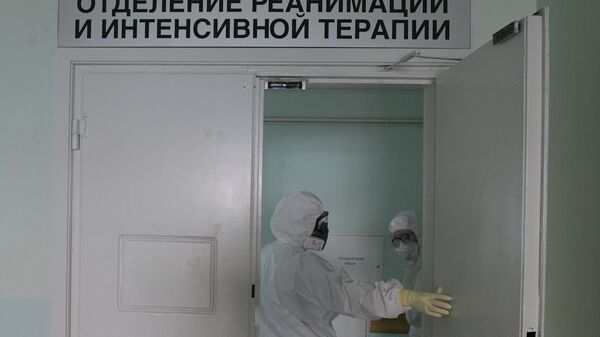 Медицинские работники в госпитале COVID-19 в больнице в Санкт-Петербурге