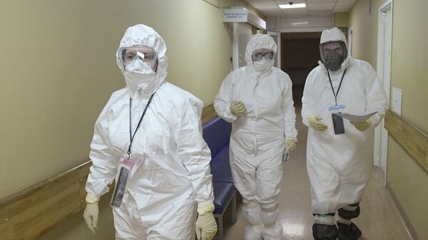 Медицинские работники в госпитале COVID-19 в больнице No 122 им. Л. Г. Соколова в Санкт-Петербурге