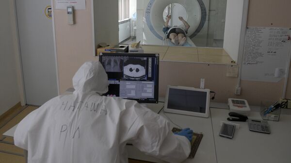 Медицинский работник в кабинете компьютерной томографии в госпитале COVID-19 в больнице No 122 им. Л. Г. Соколова в Санкт-Петербурге