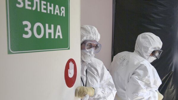 Медицинские работники в госпитале COVID-19 в больнице No 122 им. Л. Г. Соколова в Санкт-Петербурге
