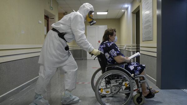 Медицинский работник и пациент в госпитале COVID-19 в Санкт-Петербурге