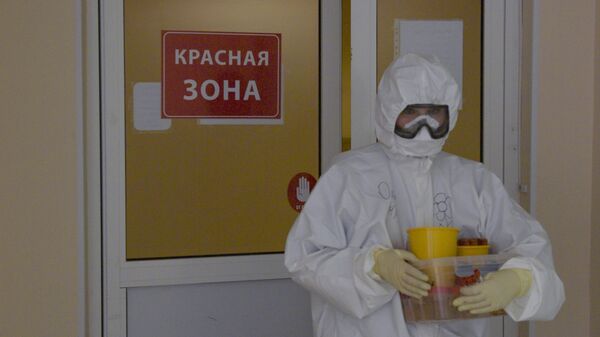 Медицинский работник в госпитале COVID-19 в больнице No 122 им. Л. Г. Соколова в Санкт-Петербурге