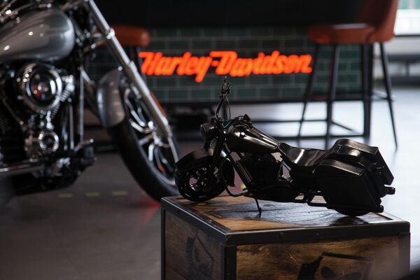 Миниатюрная копия модели мотоцикла Harley-Davidson Road King представлена в мотосалоне Harley-Davidson в городе Тюмень