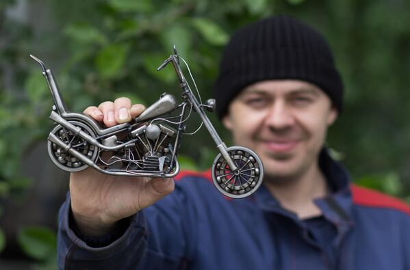 Мастер Станислав Черновасиленко демонстрирует миниатюрную копию модели мотоцикла Harley-Davidson Easy Rider Captain America