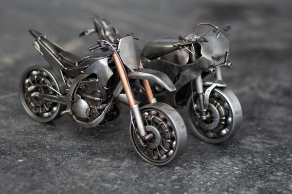 Миниатюрные копии модели мотоциклов Yamaha YZ 450 и Yamaha R1