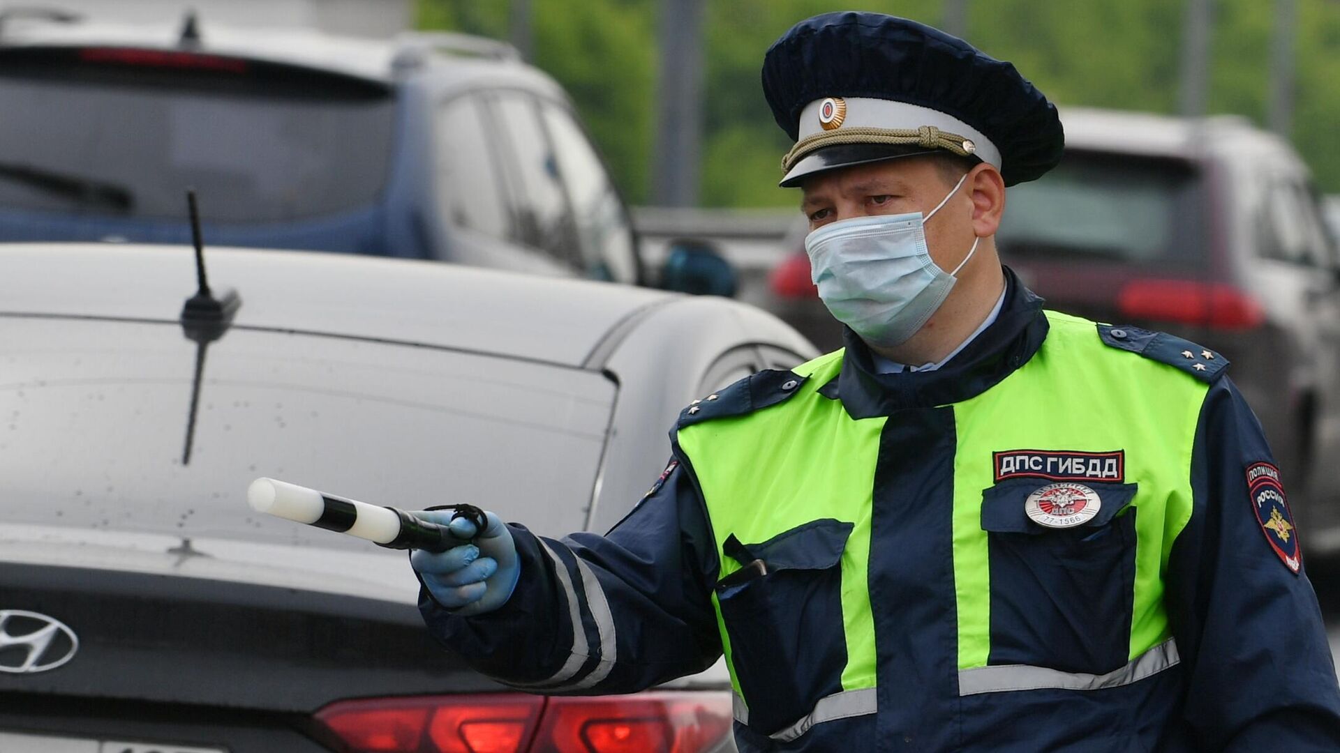 Инспектор ДПС останавливает машину для проверки цифрового пропуска у водителя - РИА Новости, 1920, 30.05.2021