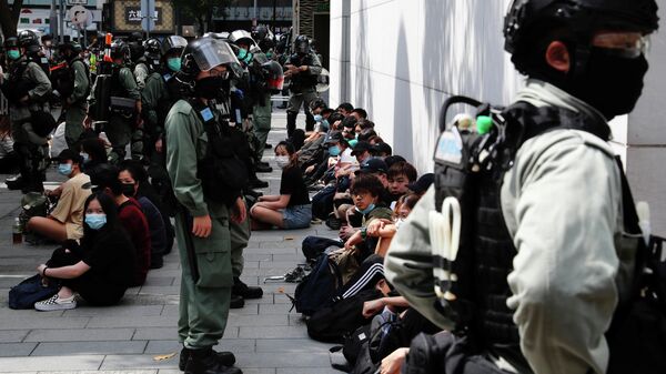 Сотрудники полиции и задержанные участники акции протеста в Гонконге