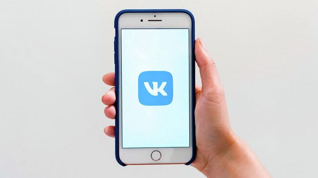 Логотип ВКонтакте на экране смартфона Логотип ВКонтакте на экране смартфона