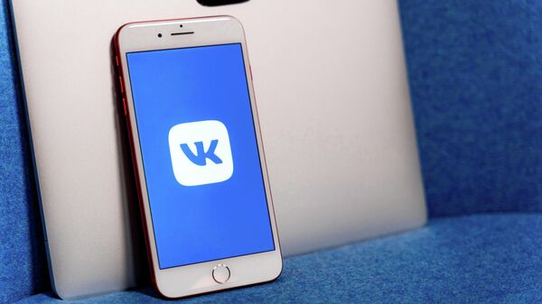 Логотип ВКонтакте на экране смартфона