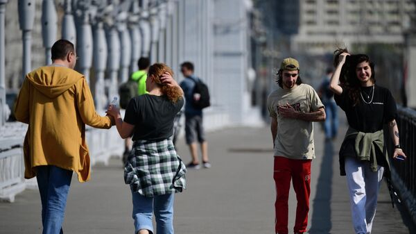 Молодые люди на Крымском мосту в Москве
