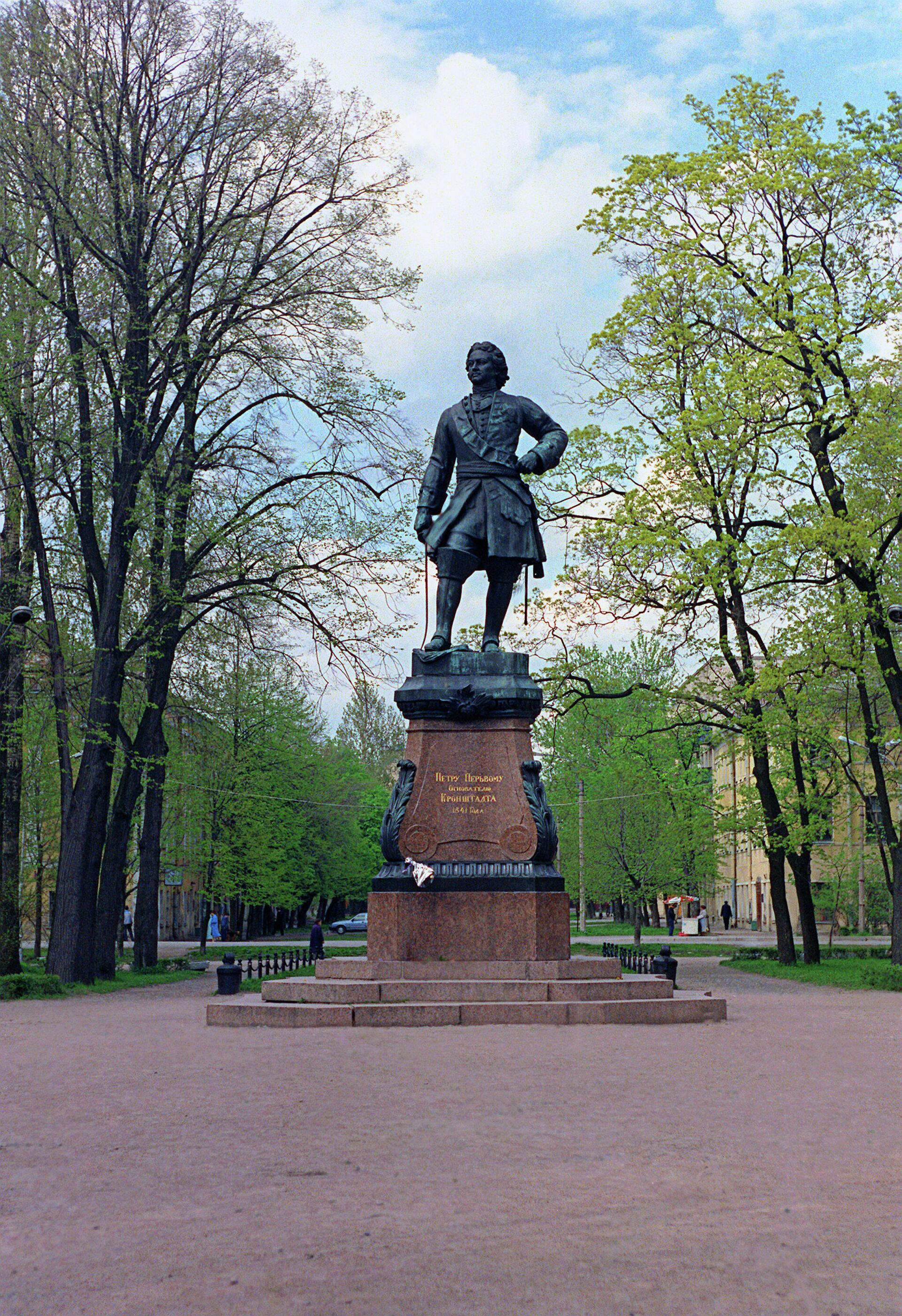 Памятник Петру I в центральном парке Кронштадта - РИА Новости, 1920, 26.04.2021