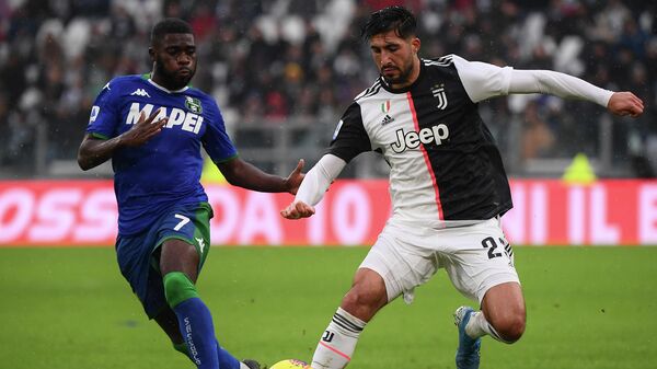 Sassuolo's Ivorian forward Jeremie Boga fights for the ball with Juventus' German midfielder Emre Can (R) during the Italian Serie A football match Juventus vs Sassuolo on December 1, 2019, at the Juventus Allianz stadium in Turin. (Photo by MARCO BERTORELLO / AFP)