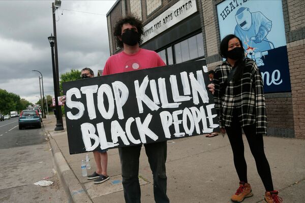 Протест на месте убийства афроамериканца Джорджа Флойда полицейскими в Миннеаполисе, США