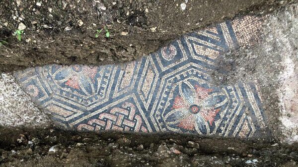 Мозаичный пол и фундамент древнеримской виллы на месте раскопок в Вероне