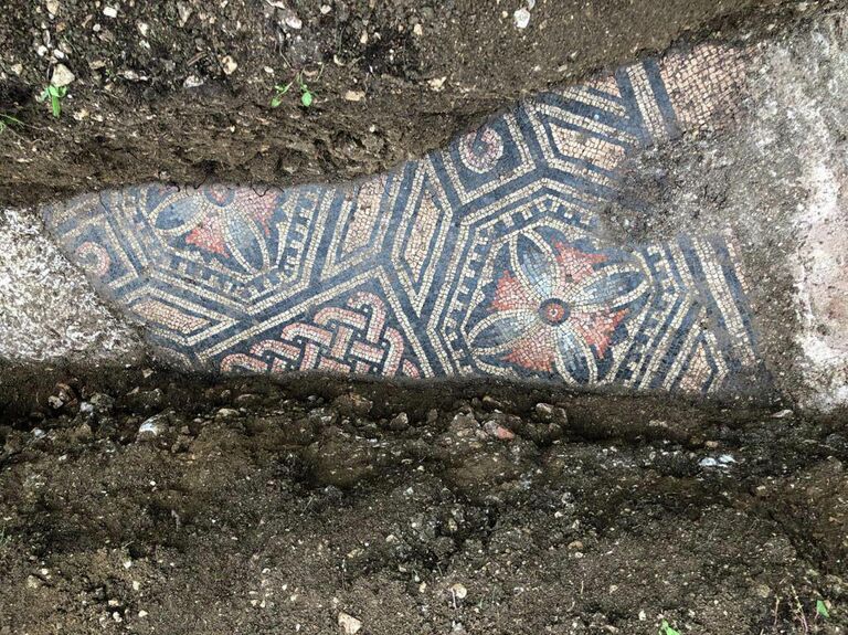 Мозаичный пол и фундамент древнеримской виллы на месте раскопок в Вероне