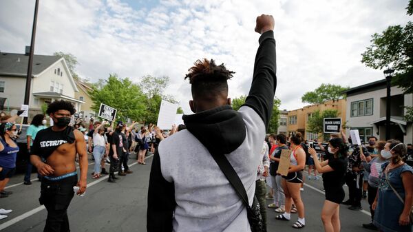Протест на месте убийства афроамериканца Джорджа Флойда полицейскими в Миннеаполисе, США