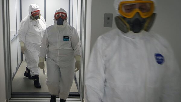 Медицинские работники в госпитале для зараженных коронавирусной инфекцией COVID-19 в Черкесске