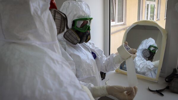 Медицинские работники в госпитале для зараженных коронавирусной инфекцией COVID-19 в Черкесске
