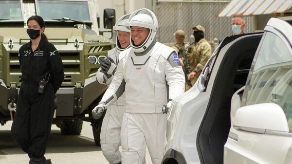 Астронавты Дуглас Херли и Роберт Бенкен (справа) - члены экипажа корабля Crew Dragon перед тем, как отправиться на стартовую площадку для полета на МКС