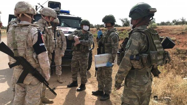Российские и турецкие военные во время совместного патрулирования в провинции Идлиб, Сирия