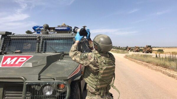 Российские и турецкие военные во время совместного патрулирования в провинции Идлиб, Сирия