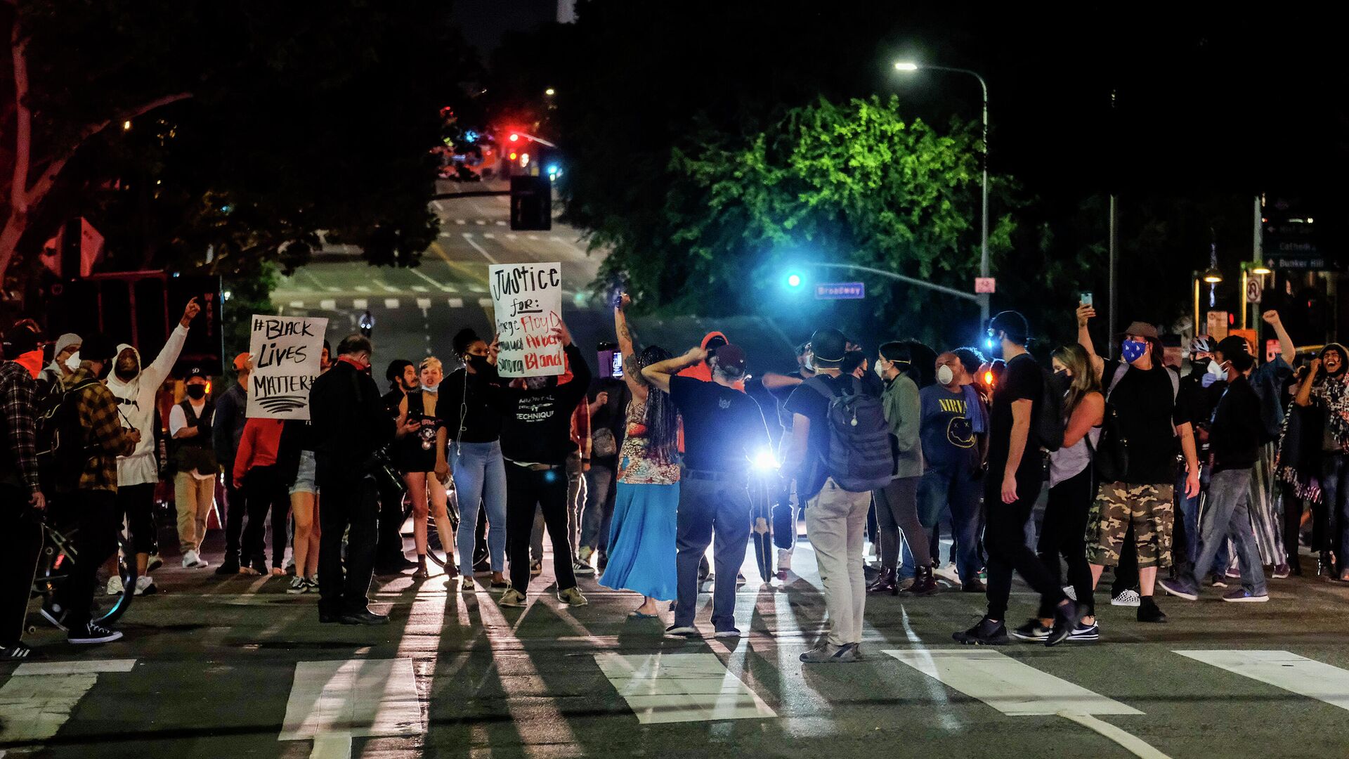Демонстранты блокируют движение во время акции протеста связанной со смертью Джорджа Флойда - РИА Новости, 1920, 25.09.2020
